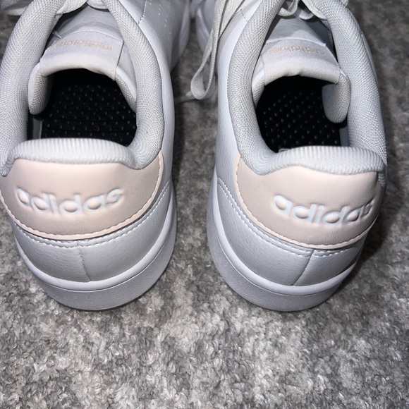 Adidas Women's White Sneakers LIKE NEW - Picture 5 of 6
